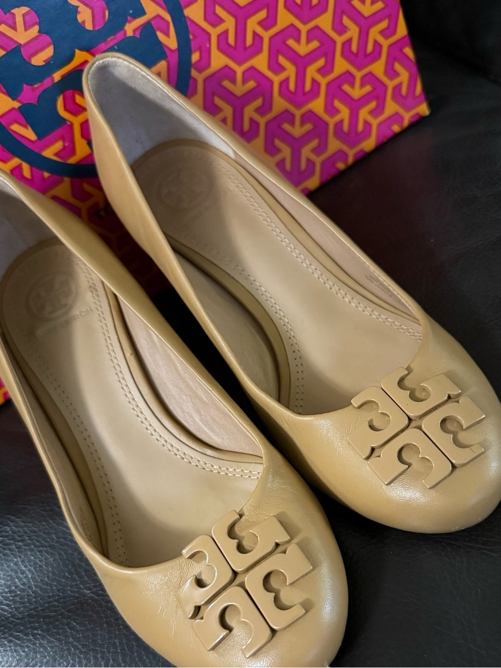 Tory Burch Blond Leather Wedge Pumps with Logo Medallion - Picture 5 of 8